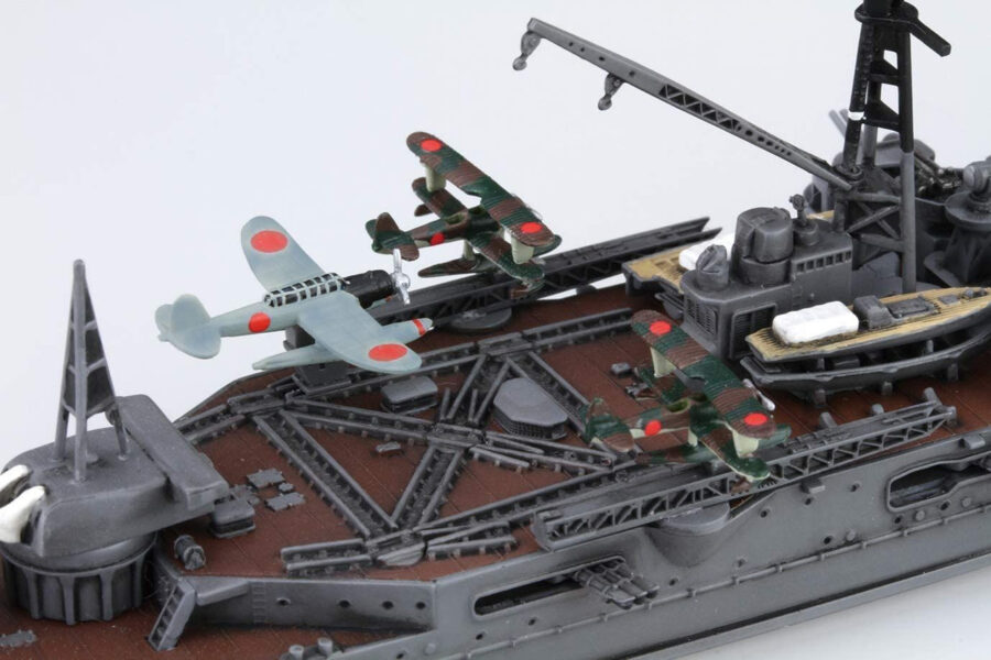 1:700 Scale Fujimi Japanese Heavy Cruiser Suzuya 1944 Ship Model Kit - Image 3