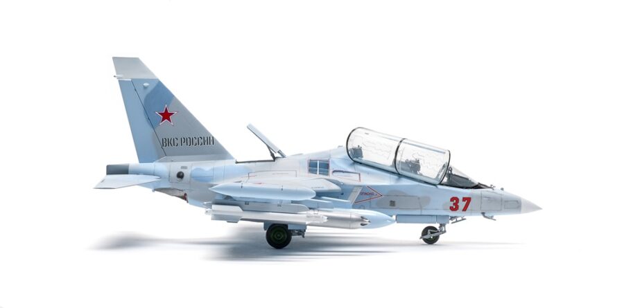 1:72 Scale Zvezda YAK 130 Plane Model Kit - Image 4