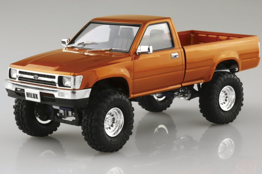 1:24 Scale Aoshima Toyota RN80 Hilux Long Bed Lift Up Model Kit - Image 2