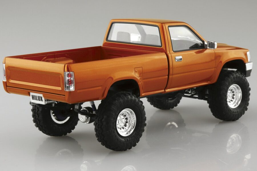 1:24 Scale Aoshima Toyota RN80 Hilux Long Bed Lift Up Model Kit - Image 3