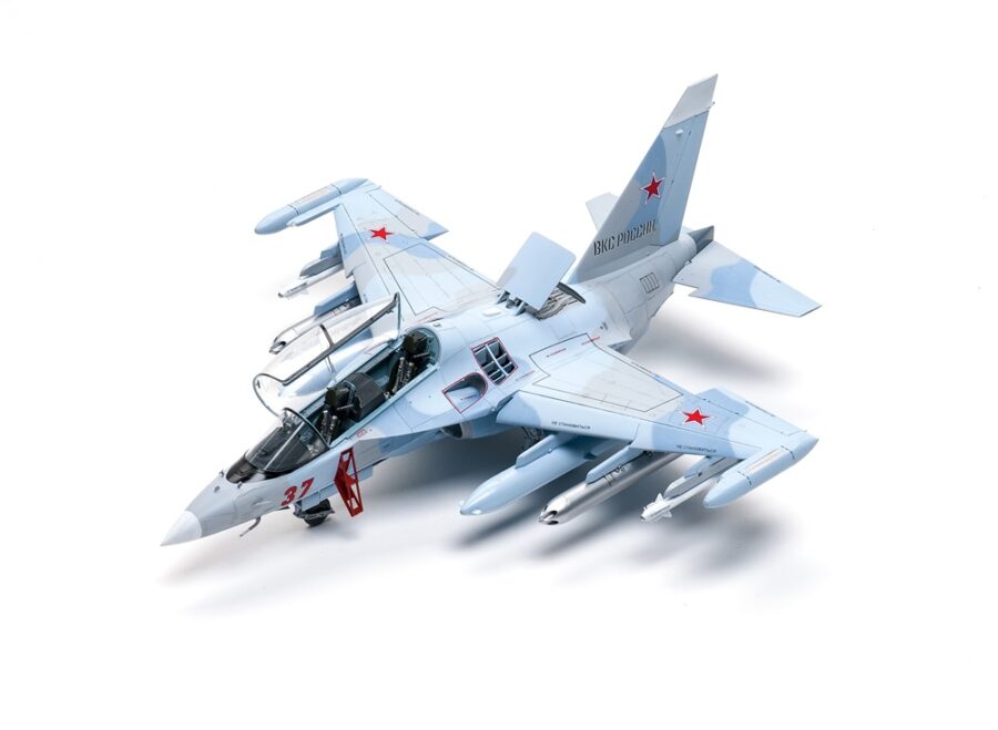 1:72 Scale Zvezda YAK 130 Plane Model Kit - Image 2