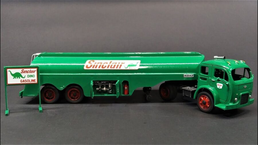1:48 Scale Atlantis White-Fruehauf Gas Truck Model Kit - Image 2