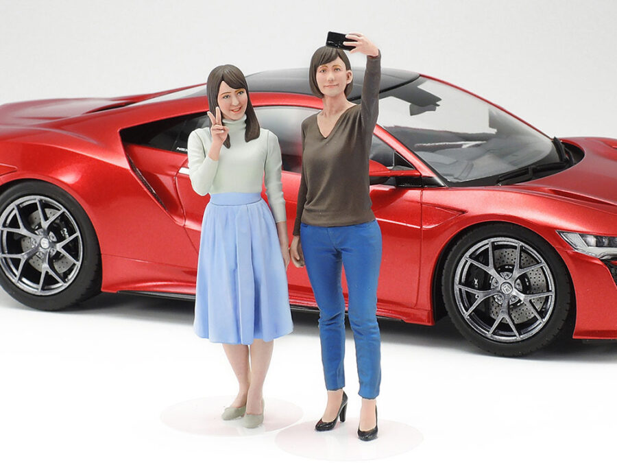 1:24 Scale Tamiya Campus Friends Modern Figures Model Kit - Image 9
