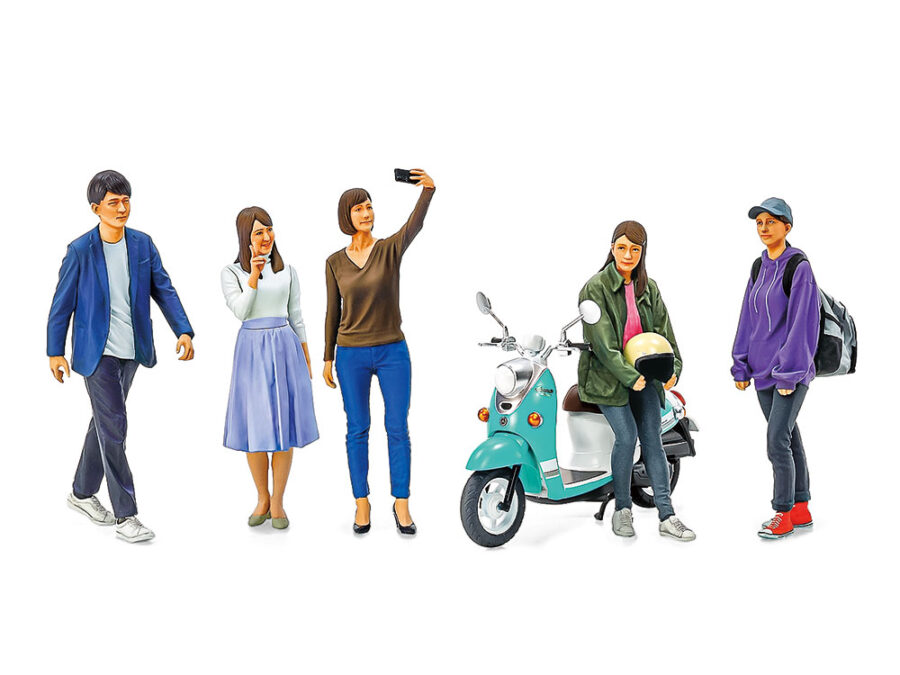 1:24 Scale Tamiya Campus Friends Modern Figures Model Kit - Image 2