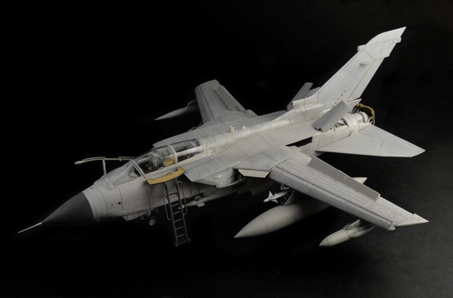 1:32 Scale Italeri RAF Tornado GR.4 Model Kit - Image 2