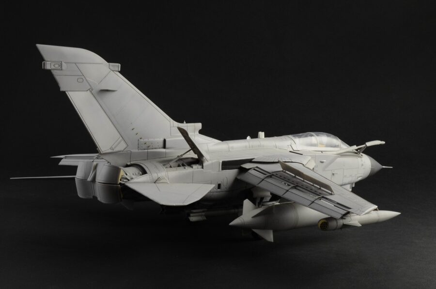 1:32 Scale Italeri RAF Tornado GR.4 Model Kit - Image 3