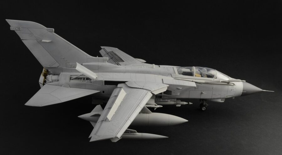 1:32 Scale Italeri RAF Tornado GR.4 Model Kit - Image 4