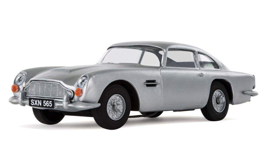 1:32 Scale AirFix Medium Starter Set - Aston Martin DB5 Silver - Image 2