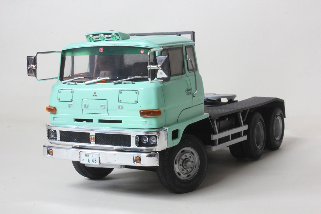 1:24 Scale Fujimi Mitsubishi Fuso FV High Cab Tractor Transporter Model Kit - Image 2
