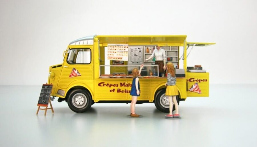 1:24 Scale Ebbro Citroen H Van Crepe Mobile with Figure Model Kit - Image 3