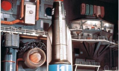 1:350 Scale Aoshima Thunderbirds 1 & Launch Base Model Kit