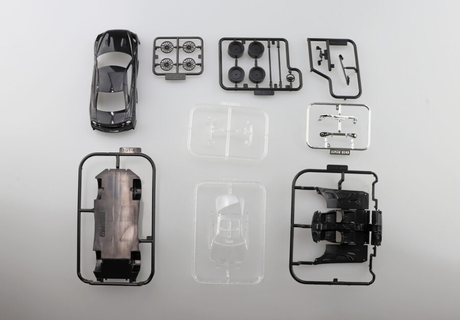 1:32 Scale Aoshima Nissan R35 Skyline GTR (Meteor Flake Black Pearl) Snap Kit - Image 4