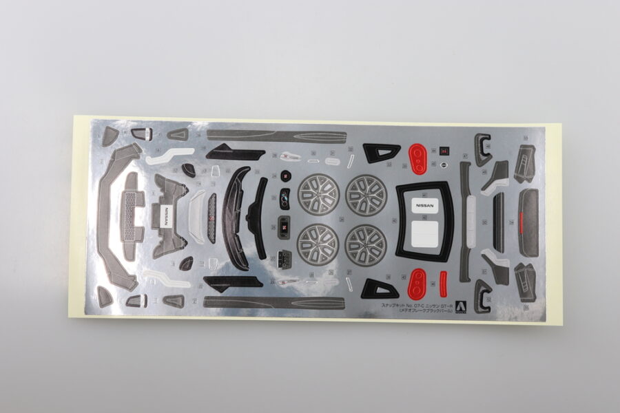 1:32 Scale Aoshima Nissan R35 Skyline GTR (Meteor Flake Black Pearl) Snap Kit - Image 5