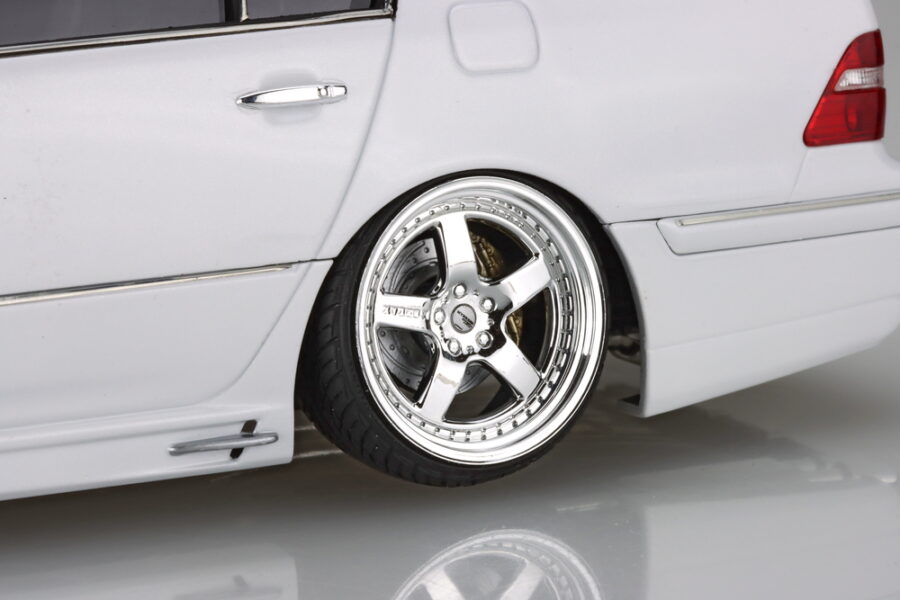 1:24 Scale Aoshima K-Break Toyota UCF31 Celsior '03 Model Kit - Image 9