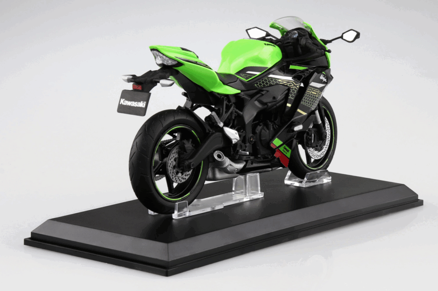 1:12 Scale Aoshima Kawasaki Ninja ZX-25R (Lime Green/Ebony) Diecast Model - Image 5