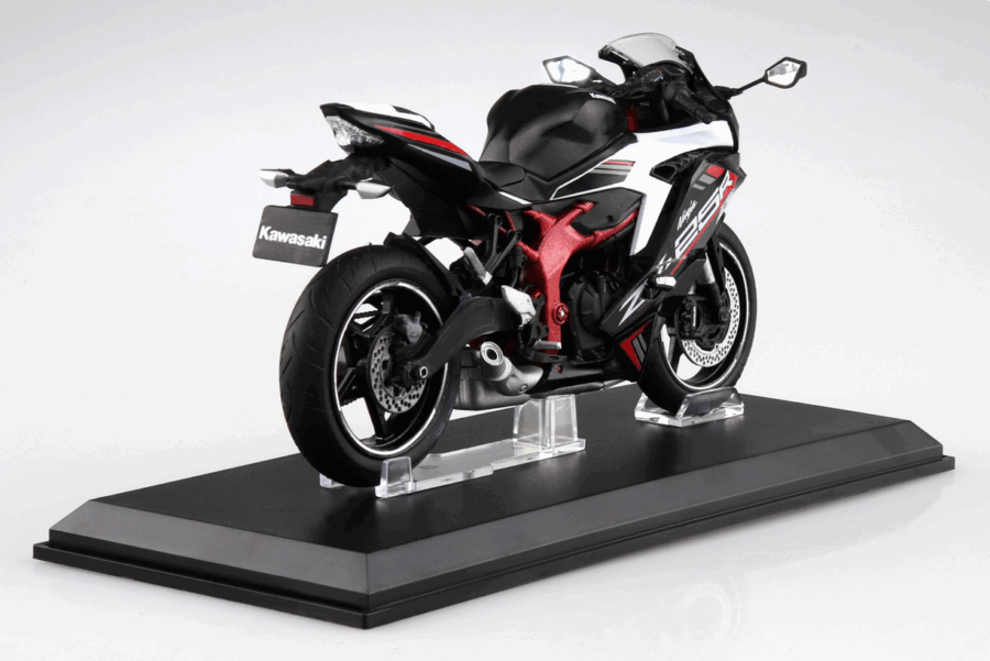 1:12 Scale Aoshima Kawasaki Ninja ZX-25R (Metallic Spark Black/Pearl Flat Stardust) Diecast Model - Image 3