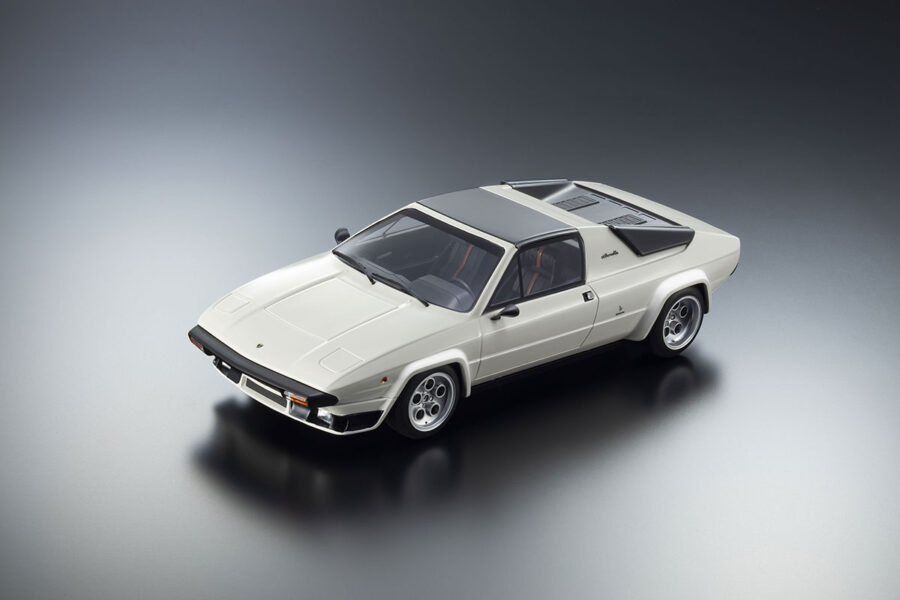 1:18 Scale Kyosho Resin Samurai Collection Lamborghini Silhouette White Diecast Model - Image 3
