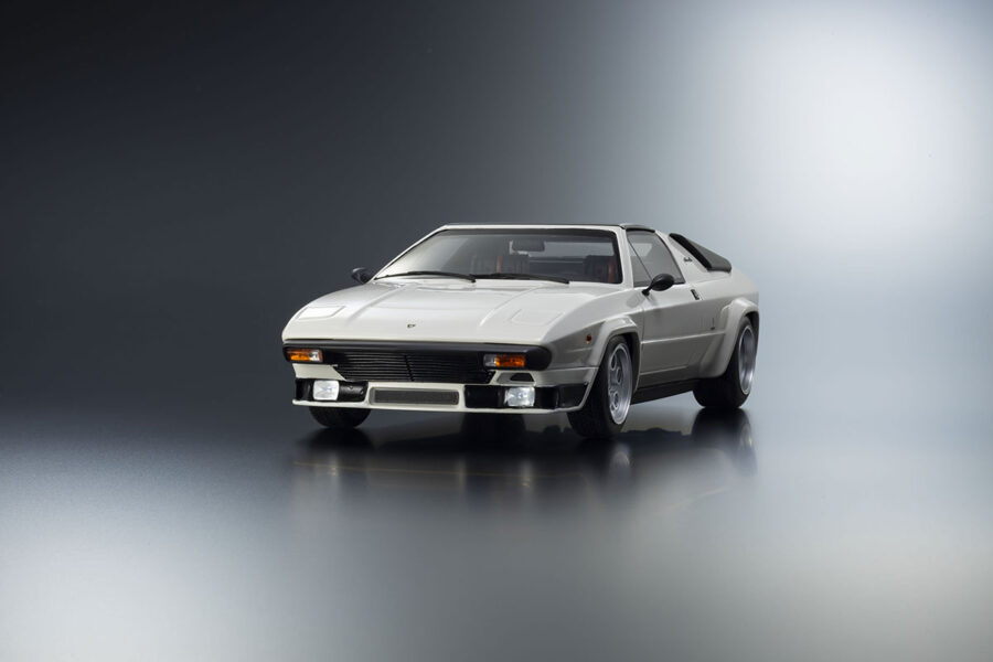 1:18 Scale Kyosho Resin Samurai Collection Lamborghini Silhouette White Diecast Model - Image 4