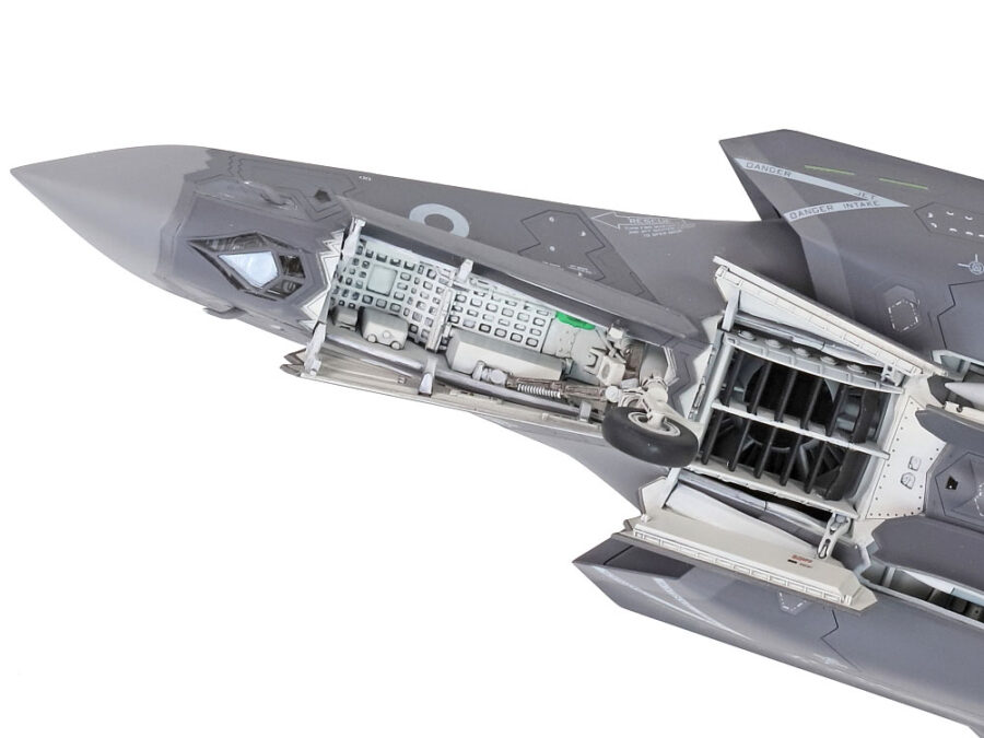1:72 Scale Tamiya Lockheed Martin F-35 B Lightning II Model Kit - Image 7