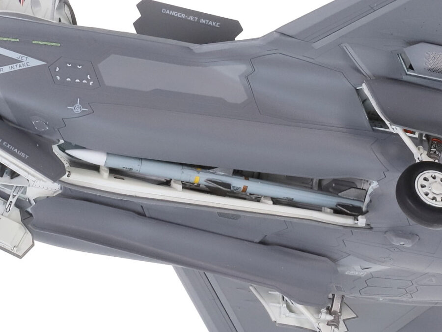 1:72 Scale Tamiya Lockheed Martin F-35 B Lightning II Model Kit - Image 8