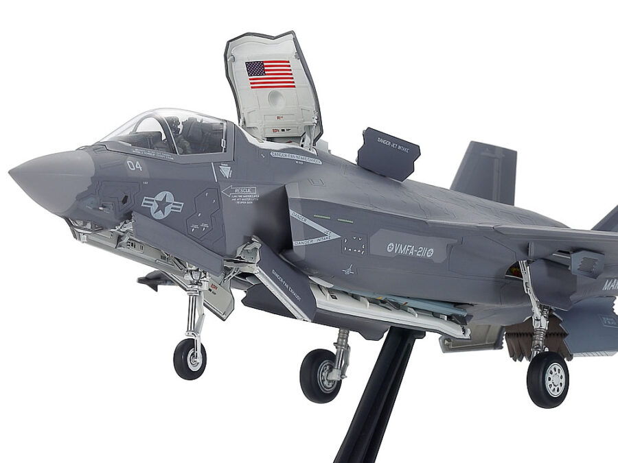 1:72 Scale Tamiya Lockheed Martin F-35 B Lightning II Model Kit - Image 9